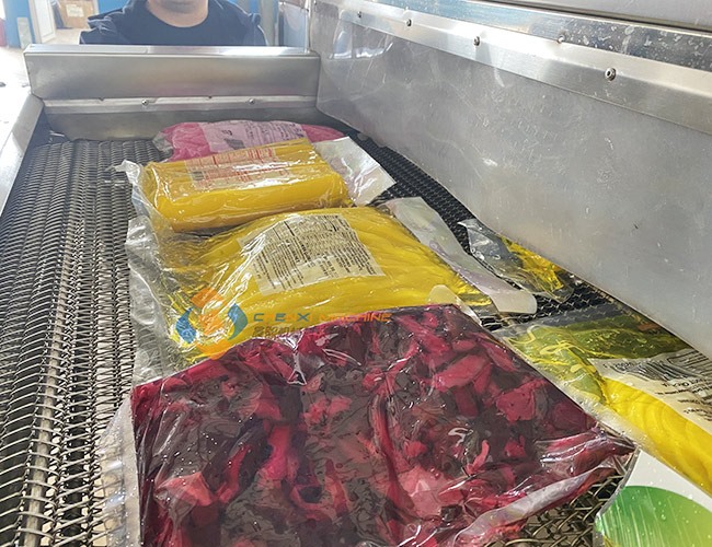 腌咸菜包裝袋烘干機使用現(xiàn)場